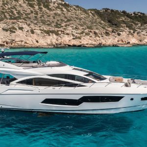 Built in 2015 at the famous Sunseeker shipyard, Seawater prides herself with sleek and stylish lines.