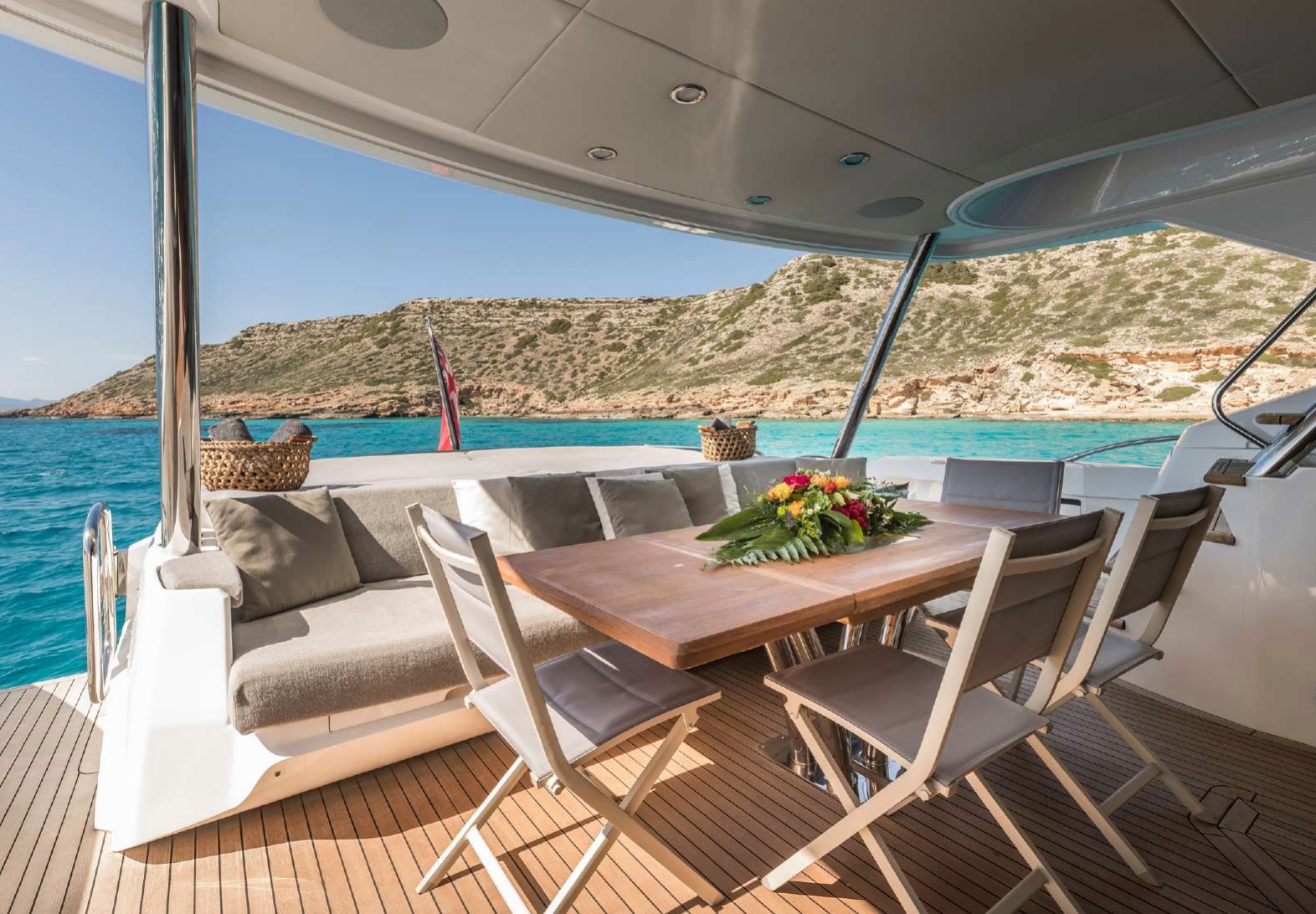 Built in 2015 at the famous Sunseeker shipyard, Seawater prides herself with sleek and stylish lines.