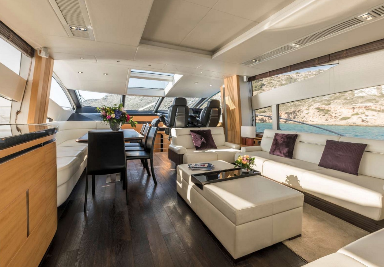 Built in 2015 at the famous Sunseeker shipyard, Seawater prides herself with sleek and stylish lines.
