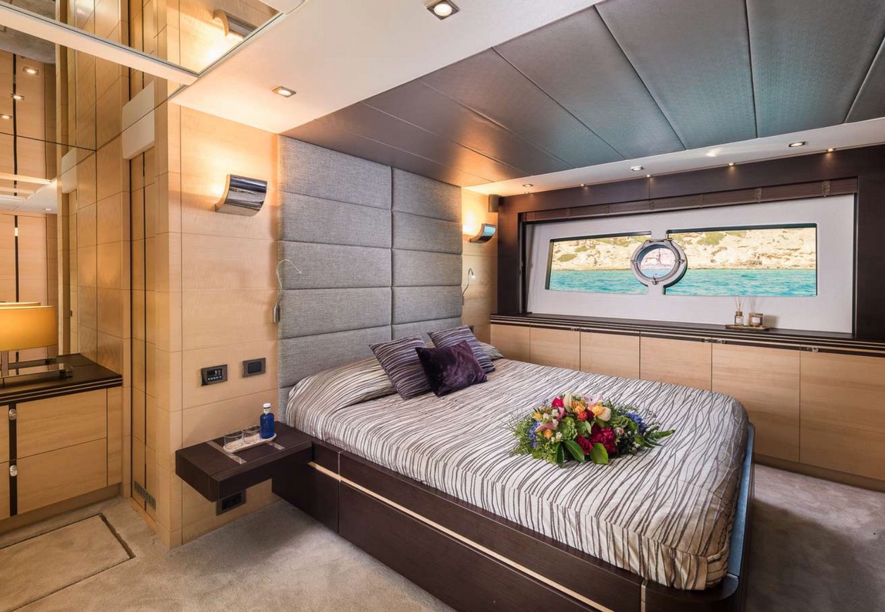 Built in 2015 at the famous Sunseeker shipyard, Seawater prides herself with sleek and stylish lines.