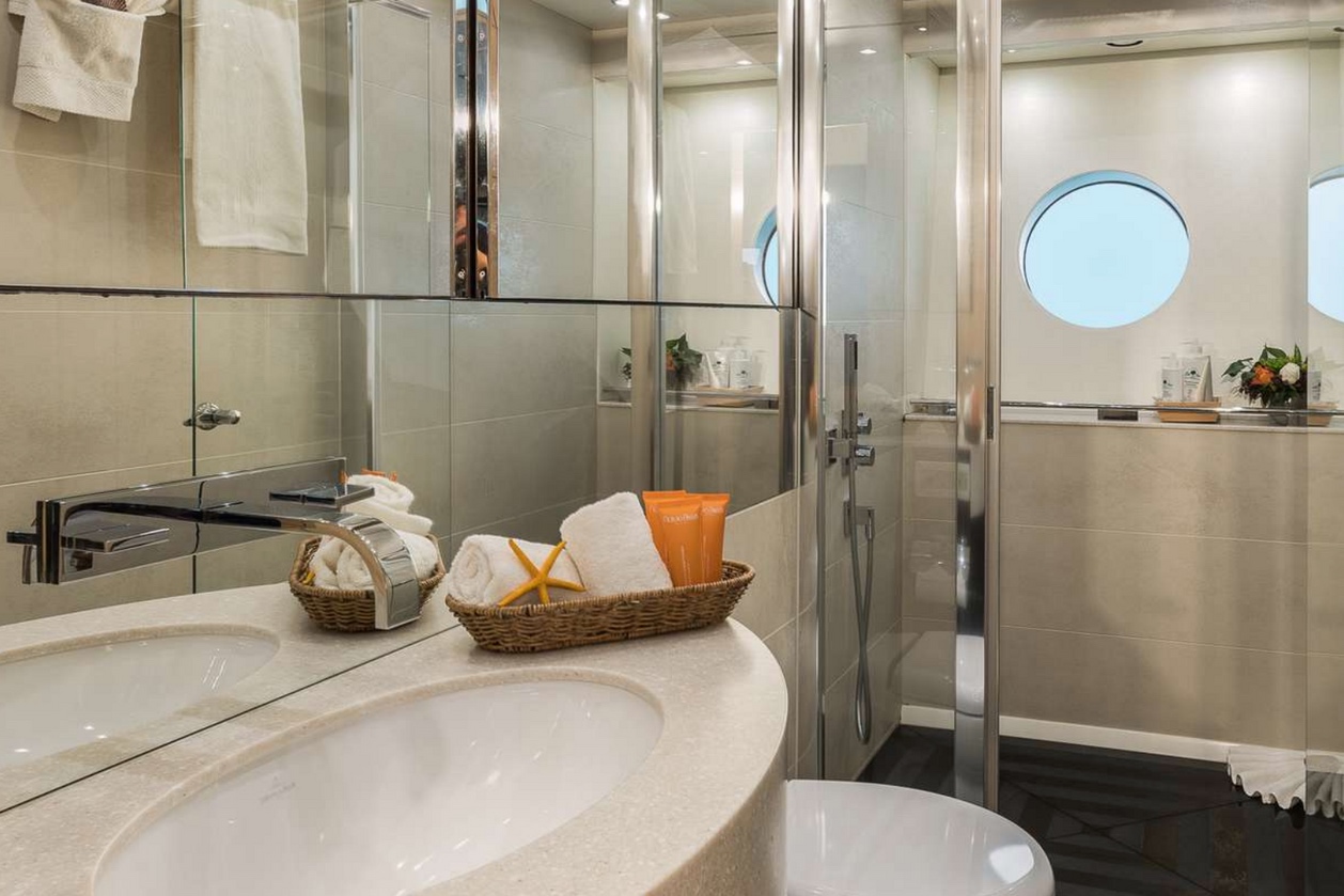 Built in 2015 at the famous Sunseeker shipyard, Seawater prides herself with sleek and stylish lines.