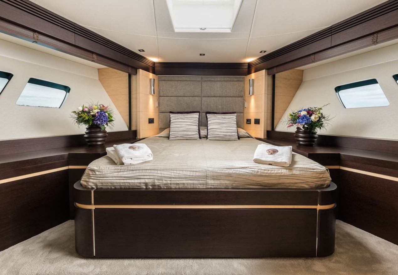 Built in 2015 at the famous Sunseeker shipyard, Seawater prides herself with sleek and stylish lines.