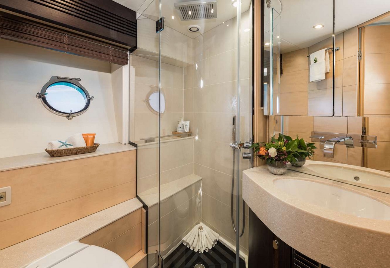 Built in 2015 at the famous Sunseeker shipyard, Seawater prides herself with sleek and stylish lines.