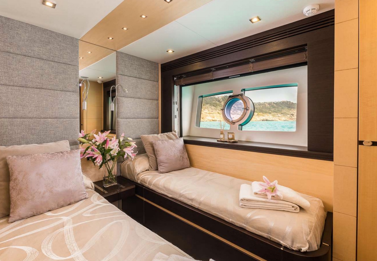 Built in 2015 at the famous Sunseeker shipyard, Seawater prides herself with sleek and stylish lines.