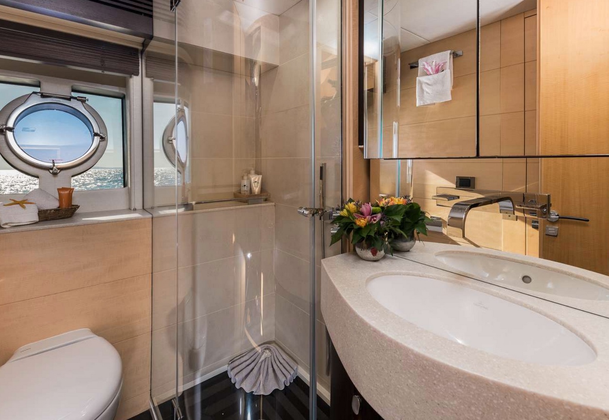 Built in 2015 at the famous Sunseeker shipyard, Seawater prides herself with sleek and stylish lines.