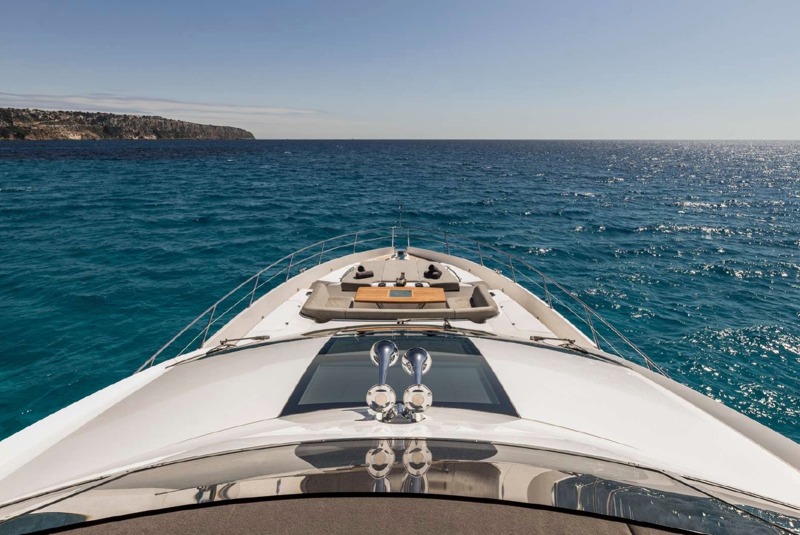 Built in 2015 at the famous Sunseeker shipyard, Seawater prides herself with sleek and stylish lines.