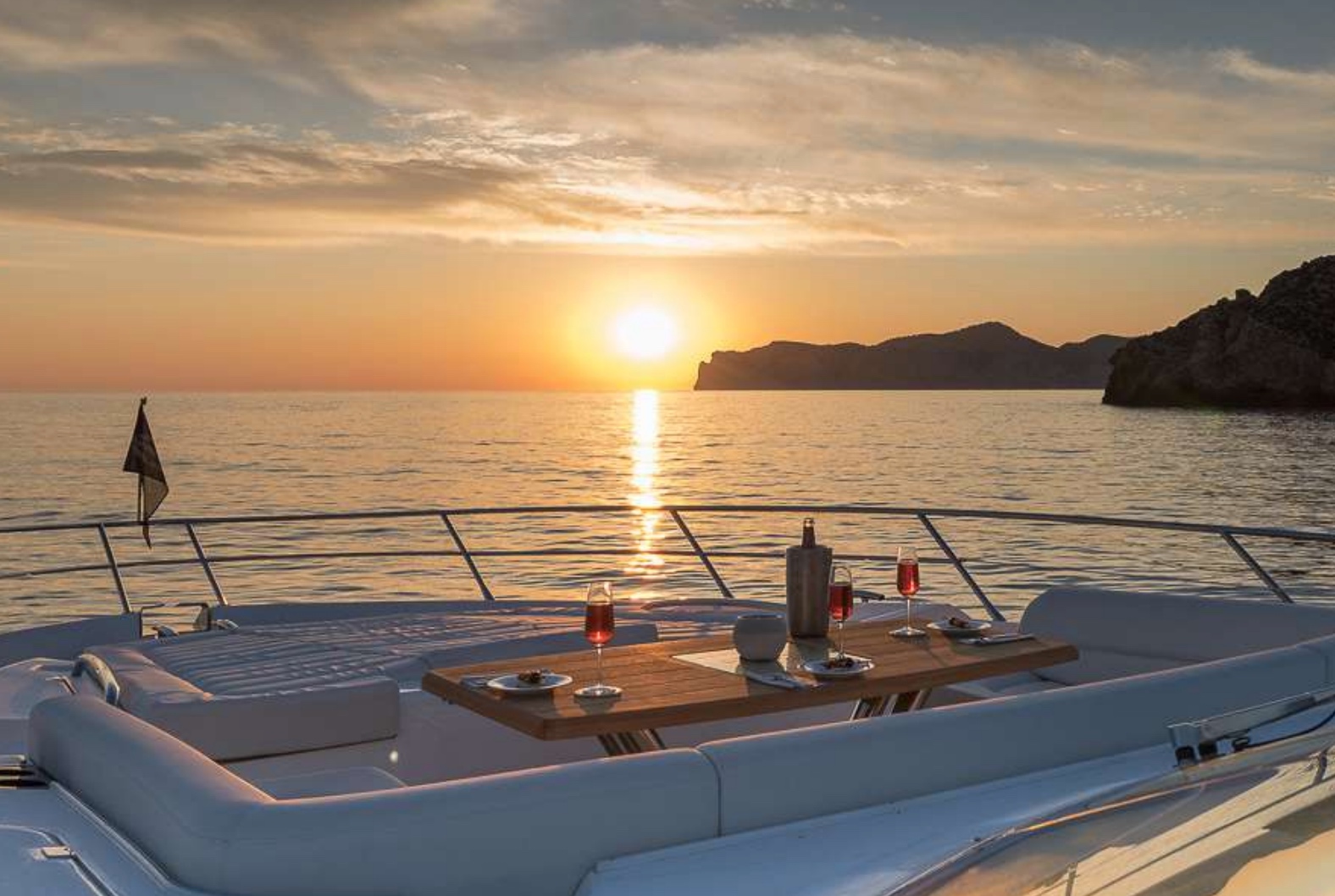 Built in 2015 at the famous Sunseeker shipyard, Seawater prides herself with sleek and stylish lines.