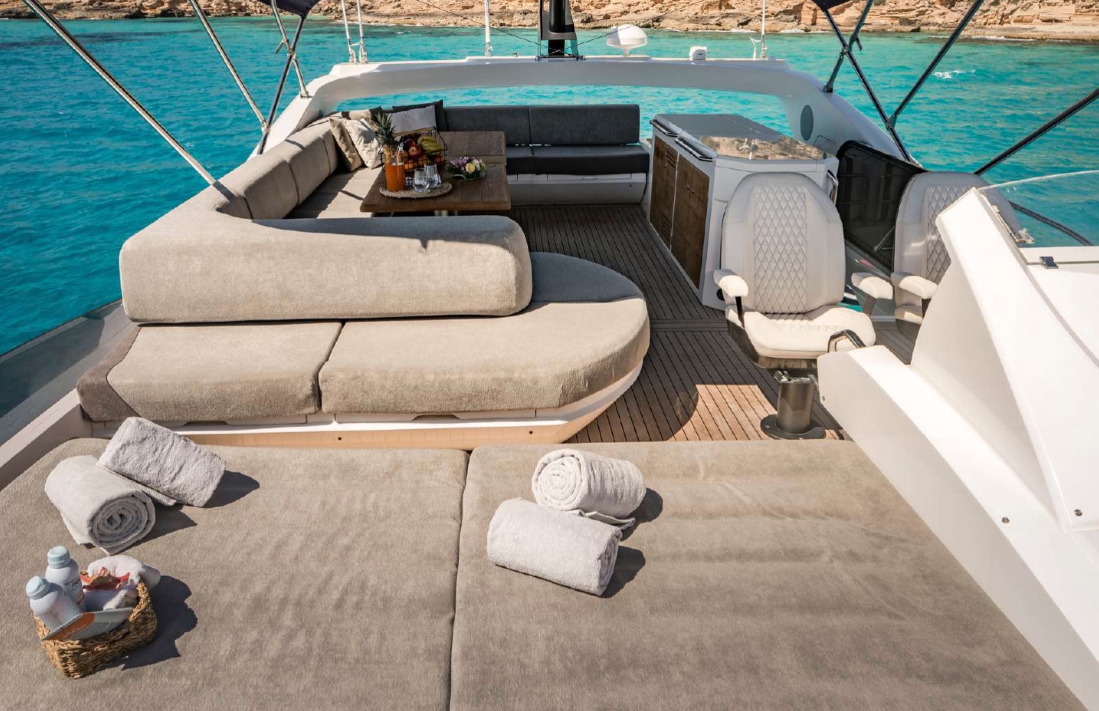 Built in 2015 at the famous Sunseeker shipyard, Seawater prides herself with sleek and stylish lines.